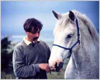 איש וסוס לבן, ברקע ים