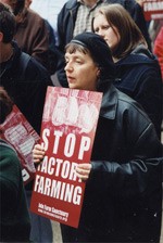 סו קו בהפגנת Farm Sanctuary למען עגלי חלב