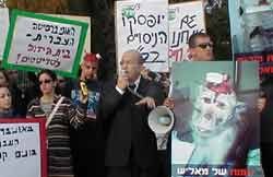 יוסי שריד בהפגנה נגד ניסוי בקופים