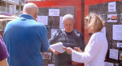 דוברת אנונימוס במיצג על תעשיות המזון