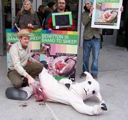 הפגנה נגד חברת הענק בנטון, שסירבה לפניות פטה להצטרף לחרם על תעשיית הצמר האוסטרלית