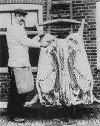 גופות שנפשטו מעוריהם מסודרות על יד הקצב ששחט אותם