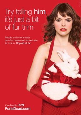 קייט פורד (כוכבת אופרת הסבון המצליחה בבריטניה, Coronation Street) בפוסטר של PETA:  נסו לומר לו שזה בסך הכל קישוט...