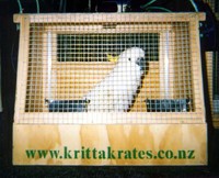 סחר בחיות בר משמעו הובלה בכלובים זעירים, לעתים קרובות בטיסות ובנסיעות ממושכות ביותר.  כלוב אופטימלי מתוך...