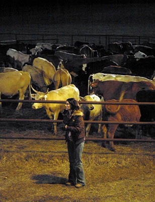 אשלי ג'ונסון בתפקיד אמבר, דקות לפני ניסיון נלעג לשחרר בקר ממכלאה במפטמה. צילום המפטמה המשתרעת עד האופק 