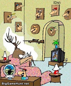 קריקטורה של אייל יושב בחדר עם פוחלצים של בני אדם שהוא צד