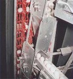 מכשיר להעברת ביצים מתגלגלות ישר לתעלת איסוף