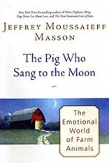 כריכת אחת המהדורות של החזיר ששר לירח , מאת ג'פרי מסון