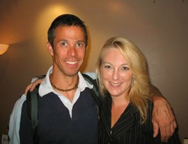 הבמאית שאנון קית' עם אחד מהמרואיינים, קית' מאן, בהקרנת הבכורה של מאחורי המסכה בלונדון.  מאן ריצה 7...