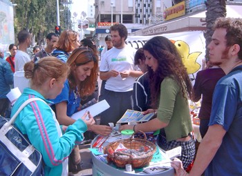 מה גורם לאנשים שאכפת להם לקום מהכיסא ולהתחיל לפעול? זוהי אחת מהשאלות המעניינות ביותר לבדיקה סוציולוגית...