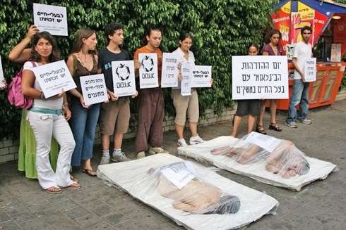 מכ, אוקטובר 2007: מזכירים לקהל הצרכנים המודרניים, שהמוצר הארוז הוא בעל-חיים מת.