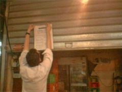 סוחרים בשוק פתח-תקווה תולים בחנויותיהם כרוזים של אנונימוס נגד מנהג הכפרות, 19.9.2007 (דדי שי)