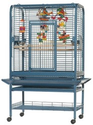 מתלים של פיסות פלסטיק צבעוניות ומקומות עמידה וטיפוס בכלוב לתוכים