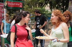 דוכן הסברה של אנונימוס בגן מאיר, תל אביב.