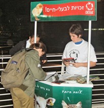 דוכן של אנונימוס בפתח תקווה
