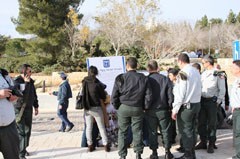 מימין: הצהרת זכויות בעלי-החיים מעפילה לכנסת על ראשו של מאיר סוויסה;  משמאל: ההצהרה מעוכבת על-ידי כוחות...