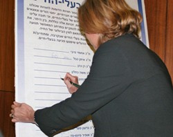 שרת החוץ, ח כ ציפי לבני, חותמת על ההצהרה