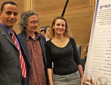 ח כ יואל חסון, השחקן מאיר סוויסה וגאיה מאנונימוס ביום זכויות בעלי-החיים בכנסת, 1.1.2008. (צילום: ענבל פולאק)