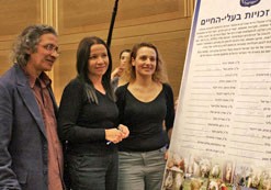ליד ההצהרה: גאיה גולדברג ומאיר סוויסה עם יואל חסון ועם שלי יחימוביץ'