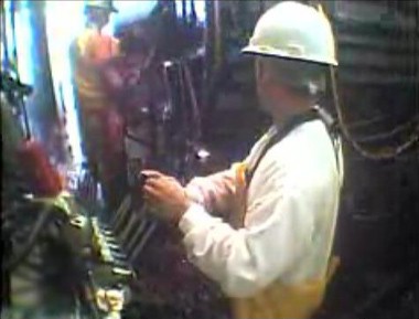 מפעיל מתקן פקוימה; ראש הפר פעור הפה נראה במתקן ליד כתף השוחט בבגדים הצהובים. שימו לב למרחק הגדול בין...