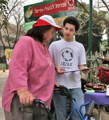 עצומה נגד בתעללות בחיות - דוכן יום ללא בשר בתל אביב