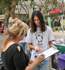 עצומה נגד פגיעה בחיות - בדוכן יום ללא בשר - קידום צמחונות