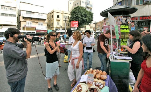 ראיון בדוכן יום ללא בשר בתל אביב - נגד פגיעה בחיות