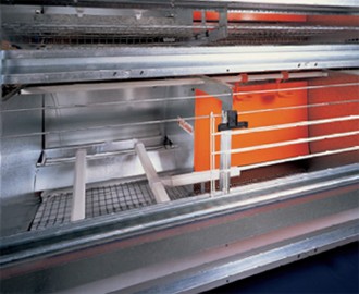 כלוב מאובזר מטיפוס Aviplus, בנוי לפי התקן האירופי עבור 10 תרנגולות. מאחורי המחיצה הכתומה יש תיבת קינון....