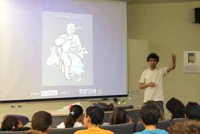 גיא שחר מסביר מהי פגיעה ממוסדת בחיות