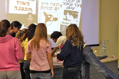 גיא שחר מחלק חומרי הסברה לאחר ההרצאה