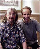 פיטר לורד וניק פארק יוצרי סרט האנימציה העלילתי מרד התרנגולים על תרנגולות אשר בורחות לחופשי מתוך לול..