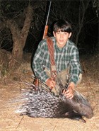 צייד חיות בר. ילד ציד רוכן מעל דרבן