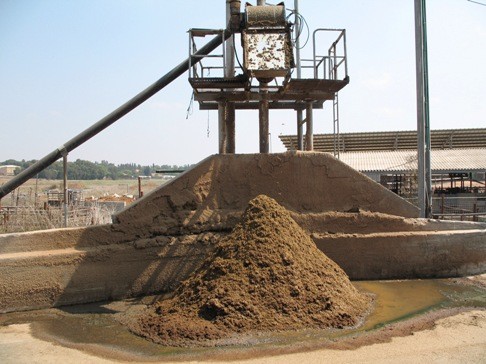 רפת חלב בקיבוץ גבעת חיים, ספטמבר 2007. מצב המים בסביבה תלוי ביעילות של מחסומי הבטון. התמונות בכתבה צולמו...