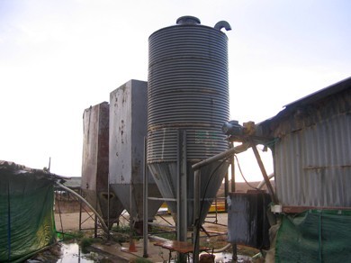 מתקני מזון ליד לול תעשיית הבשר (צולם בנבטים, 22.11.2007)