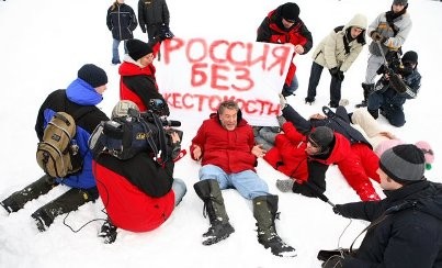 מרץ 2008: סלבס רוסים שוכבים על הקרח בים הלבן, עם כרזה רוסיה ללא אכזריות . (צילום: Vladimir Melnik, VITA)