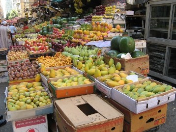 שוק בקאהיר: האוכלוסייה במצרים הרבה יותר צמחונית מאוכלוסיית המערב, אף על-פי שצמחונות מלאה ומוצהרת היא...