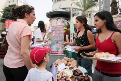 חלוקת מזון טבעוני והסברה על-ידי צוות אנונימוס בתל-אביב: למה לא בכל יום שני בחסות העירייה?