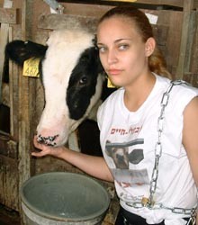 כחלק מתכנית ההפגנה, נקשרה אחת הפעילות בשרשרת לאחד התאים