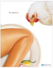 תרנגולת מסתכלת על רגל של אישה שנמצאת בתוך צלחת