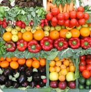 ירקות בשוק. מעבר לתזונה מן הצומח מסייעת לצמצם את היקף העינוי וההרג וחוסכת סבל עצום מבעלי-חיים