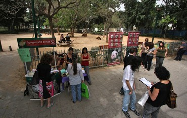 יש יתרון גדול לפעילות שחלקה נערך במתכונת קבועה, למשל: הקמת דוכן הסברה.