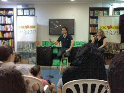 ג'ונתן ספרן פויר עונה לשאלות הקהל, באירוע ההשקה לספרו שנערך ב צומת ספרים . צילום: דדי שי