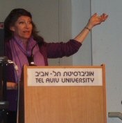 ד ר פפרברג באירוע ההשקה לספרה באוניברסיטת תל-אביב (צילם: דדי שי)