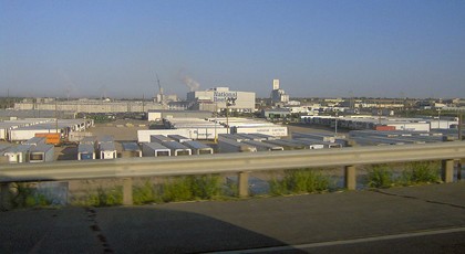 משחטה טיפוסית כיום: מקום שלכל היותר חולפים על פניו בנסיעה ורואים כלי רכב ומבנים סגורים. (צולם בקנזס, 2006)