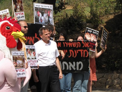 ח כ ניצן הורוביץ באחת מהפגנות אנונימוס נגד הקמת כלובי סוללה