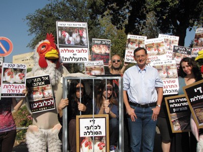 ח כ דב חנין באחת מהפגנות אנונימוס נגד הקמת כלובי סוללה