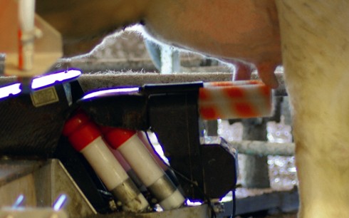 מברשות הניקוי (בכתום ולבן) של רובוט אסטרונאוט מנקות כל פטמה בנפרד על-ידי תנועה סיבובית משני צדיה, תוך...