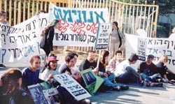 פעילי אנונימוס חוסמים את שער קיבוץ אור הנר במחאה על הכוונה להקים במקום משק להרביית קופים לניסויים