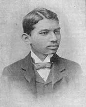 גנדי בתקופת לימודי המשפטים שלו באנגליה, 1891. בימי צעירותו, התאמץ גנדי להתאים את עצמו לתרבות המערבית...