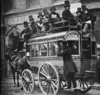 תצלום מ-1865, הממחיש את העומס הרב על סוסים נושאי-עגלות. ניצול סוסים לעבודה נעלם ברובו בעקבות השימוש בכלי...